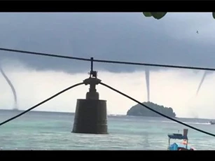 Clip: 3 vòi rồng xuất hiện cùng lúc trên vùng biển Thái Lan như phim viễn tưởng