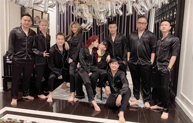 Only C được vợ bí mật tổ chức sinh nhật, hạnh phúc vì bạn thân từ Mỹ cũng lặn lội về dự