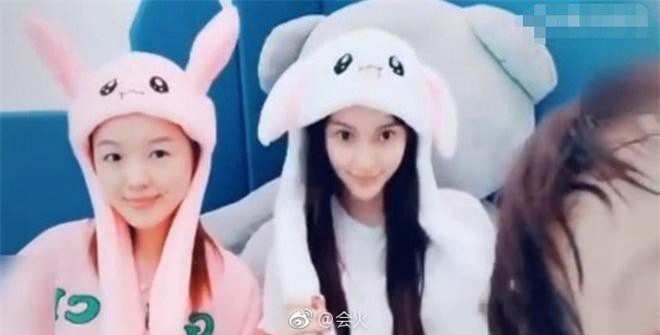 Angela Baby gây sốc khi trở thành mỹ nhân mặt rắn chỉ vì dùng phương pháp "sống ảo" này