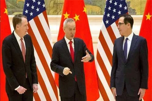Đại diện Thương mại Mỹ Robert Lighthizer (trái), Phó Thủ tướng Trung Quốc Lưu Hạc (giữa) và Bộ trưởng Bộ Tài chính Mỹ Steven Mnuchin trong cuộc gặp tại Bắc Kinh. (Ảnh: Reuters).