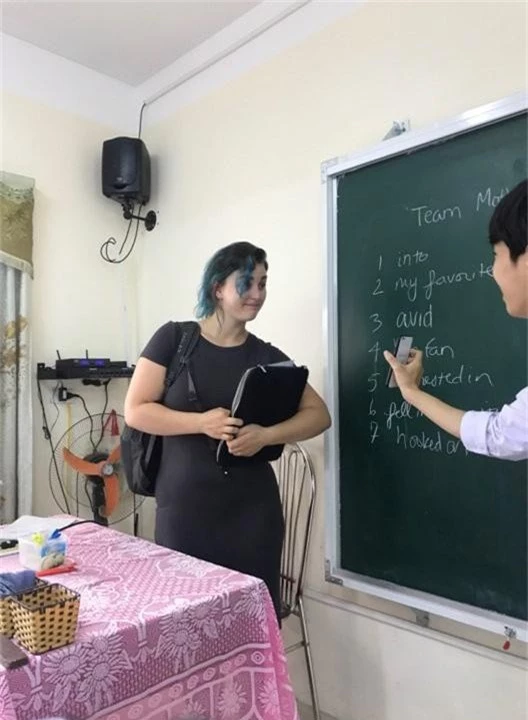 Cô giáo Tây tại Việt Nam với mái tóc xanh cá tính và biểu cảm siêu dễ thương làm chao đảo cộng đồng mạng - Ảnh 3.