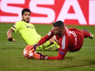 Đây là lý do Barca cần thay gấp Suarez