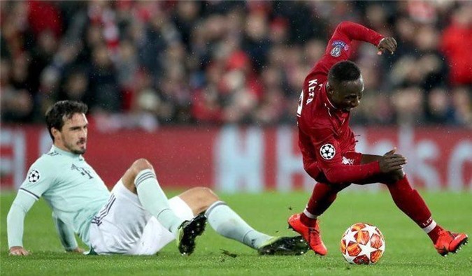  Fan Bayern bêu Liverpool lòng tham vô đáy