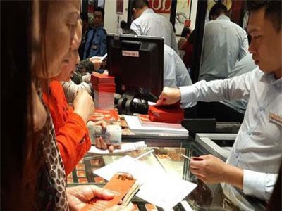 Giá vàng tăng cao bất ngờ, USD sụt giảm