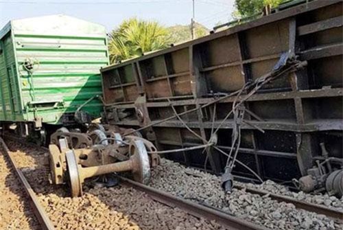 Đường sắt Bắc - Nam thông tuyến sau vụ tàu hàng trật bánh ở Bình Thuận