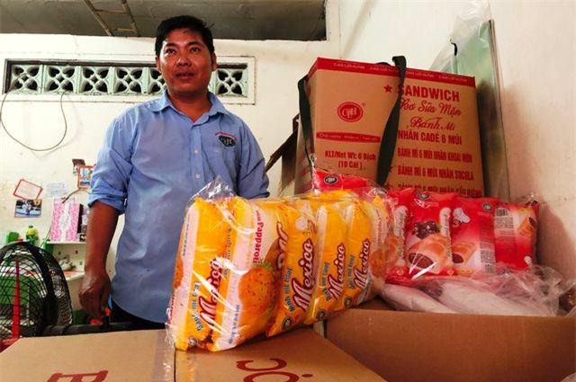 Nhân viên tiếp thị nhặt được 100 triệu đồng, "cuống cuồng" đem nộp công an