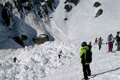 Lở tuyết khu resort ở Thụy Sĩ chôn vùi nhiều người