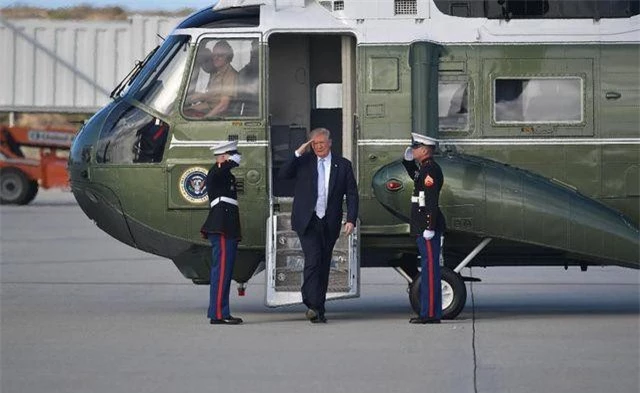 Ông Trump bước xuống từ trực thăng Marine One. (Ảnh: AFP)
