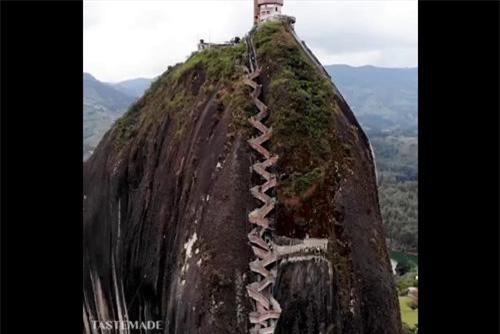  Clip: Ngắm nhìn cảnh quan hùng vĩ từ tảng đá hàng nghìn năm tuổi