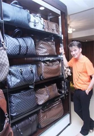 Mr. Đàm sở hữu rất nhiều BST vali, túi xách của những thương hiệu nổi tiếng như Louis Vuitton, Gucci...