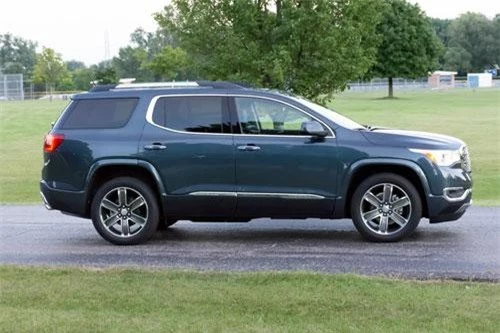 4. GMC Acadia Denali (giá khởi điểm 45.500 USD).