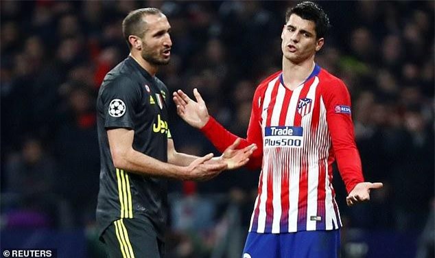 Chưa hết đen, Morata lại mừng hụt