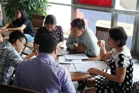 Tiến sĩ Nguyễn Anh Thư (phải), giảng viên Khoa Kinh doanh và Quản trị, thảo luận với đại diện doanh nghiệp về dự án học tập kết hợp kinh nghiệm thực tiễn