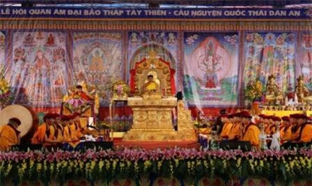 Đức Gyalwang Drukpa cầu an tại Đại Bảo Tháp Tây Thiên