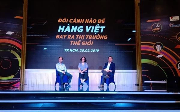 Các chuyên gia và DN tại Hội thảo “Đôi cánh nào để hàng Việt bay ra thị trường thế giới” hôm 20/2/2019. (Ảnh: NSKT)