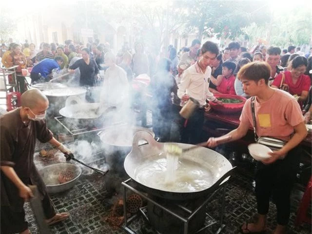 Đặc sản bún mắm nước lèo chay “hút” khách ngày Rằm tháng Giêng - 5