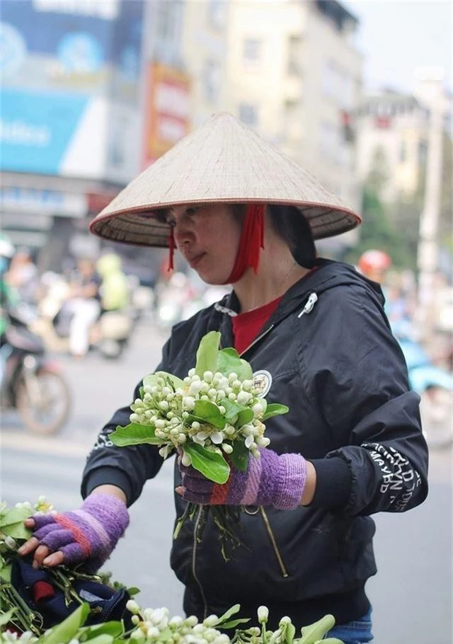 Hoa bưởi đầu mùa xuống phố, giá 300.000đ/kg vẫn “cháy hàng” - 4