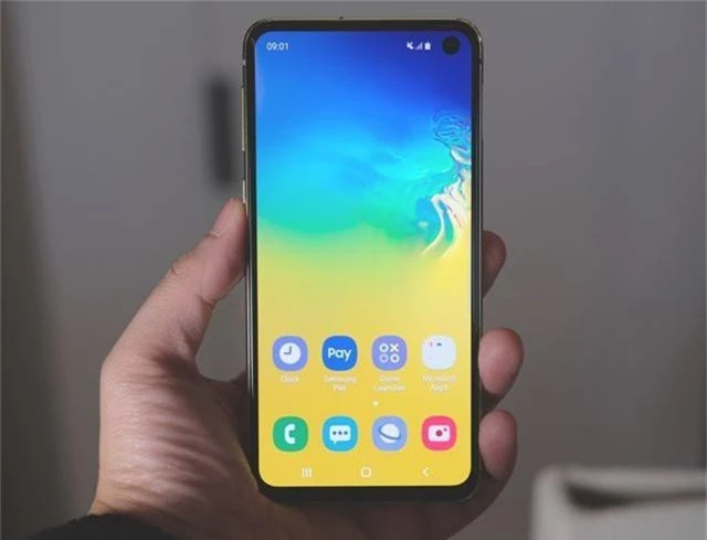 Samsung Galaxy S10E: Đổi thủ đáng gờm của iPhone XR - 1