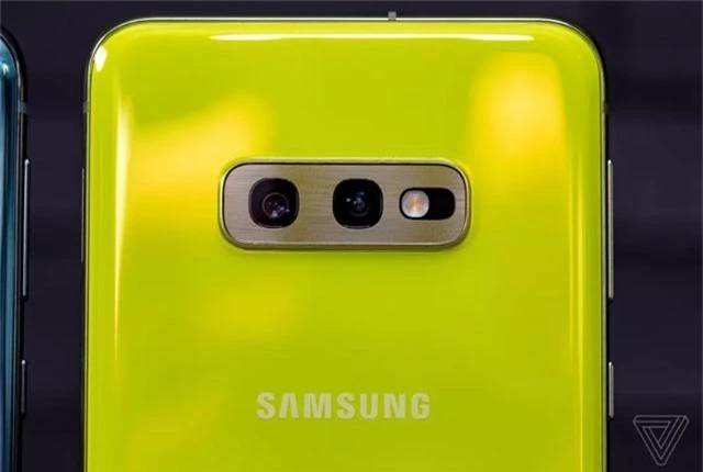 Samsung Galaxy S10E: Đổi thủ đáng gờm của iPhone XR - 5