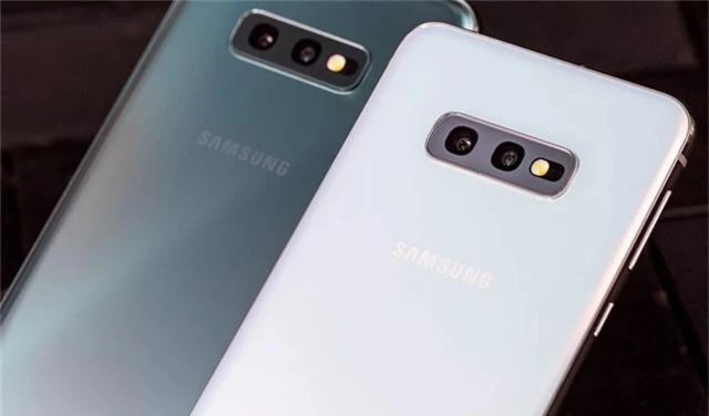 Samsung Galaxy S10E: Đổi thủ đáng gờm của iPhone XR - 7