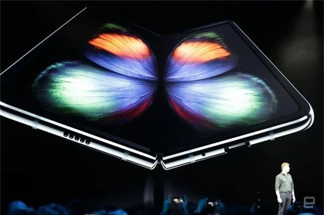 Siêu điện thoại gập Galaxy Fold ra mắt giá 46 triệu, không bán ở Việt Nam - 1