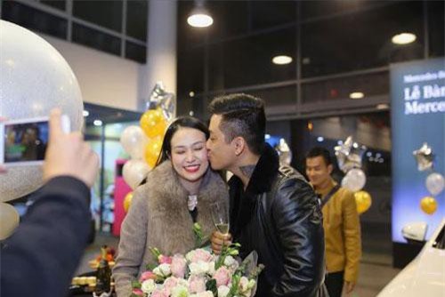 Vì sao Tuấn Hưng đăng ảnh hôn vợ nhưng fan lại đồng loạt réo tên bà xã Khắc Việt?