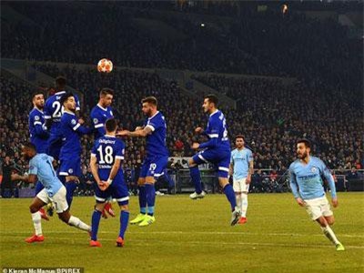 Với 10 người, Man City vẫn ngược dòng hạ Schalke 04