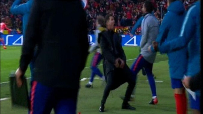 Ăn mừng ‘mất lịch sự’, Diego Simeone bị ném đá
