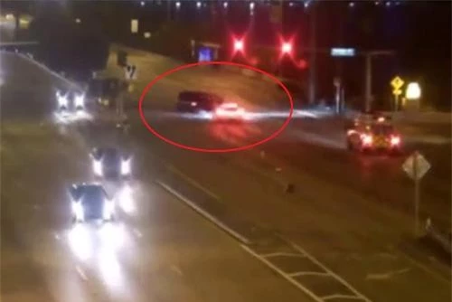 Chiếc Tesla vượt đèn đỏ khi đang ở vận tốc 206km/h gây tai nạn kinh hoàng.