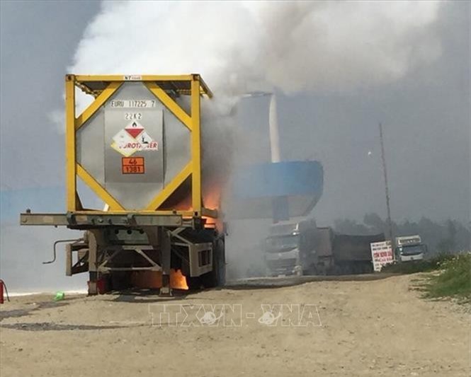  Cao tốc Nội Bài – Lào Cai: Xe chở hóa chất bốc cháy dữ dội 