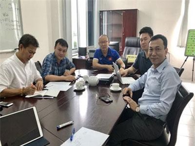 HLV Hoàng Anh Tuấn trợ giúp thầy Park tuyển quân cho đội U23 Việt Nam