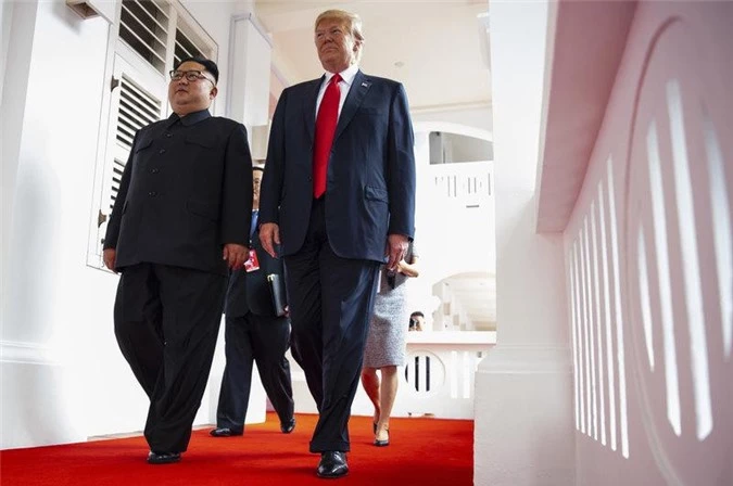 Chủ tịch Triều Tiên Kim Jong-un và Tổng thống Mỹ Donald Trump tại Hội nghị Thượng đỉnh Mỹ -Triều lần 1 ở Singapore. (Ảnh: AP)