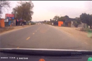 CLIP: Coi thường mạng sống, 2 thanh niên nhận kết cục thảm