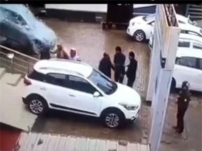 CLIP: Khách hàng đạp nhầm chân ga, đâm vỡ kính showroom ôtô