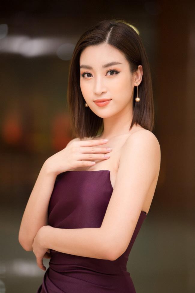 Không có vương miện trên đầu, Đỗ Mỹ Linh "thoải mái" khoe vai trần sexy thế này