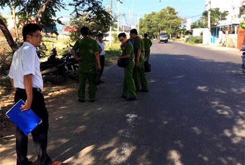 Đang nô đùa cùng con thì bị đâm chết vì tưởng bắt cóc trẻ em