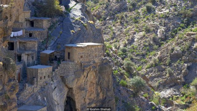 Bí ẩn tộc người sống 500 năm trên vách đá