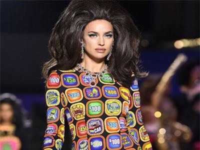 Tình cũ Ronaldo diện váy lạ mắt tái xuất sàn catwalk