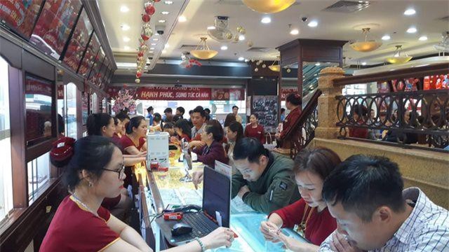 Giá vàng biến động mạnh, giới đầu tư tăng cường mua vào