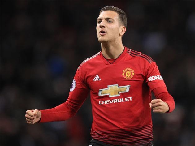 Nhận tháng lương đầu tiên, sao M.U có hành động gây sốc