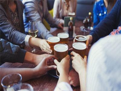 Đàn ông lớn tuổi, thu nhập khá có xu hướng uống bia, rượu quá mức