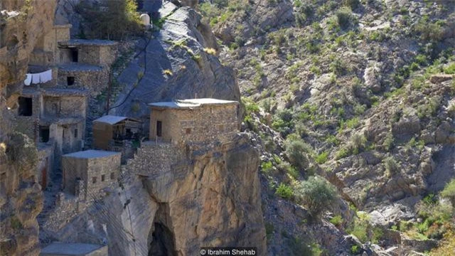 Những ngôi nhà được xây bằng đá vôi khoét sâu vào trong vách núi của người Al Sogara