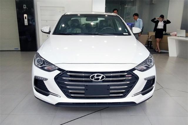 Đón đầu phiên bản mới, Hyundai Elantra giảm giá cho khách Việt tại đại lý