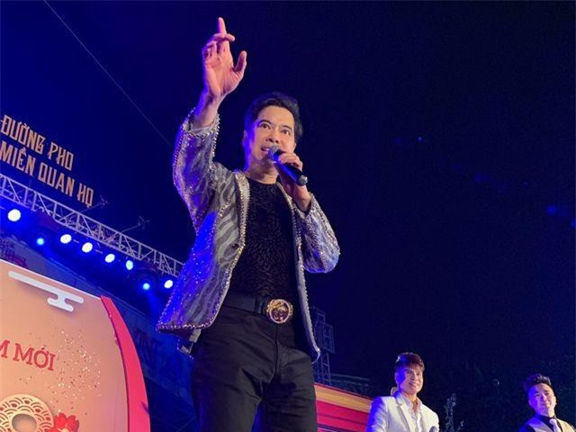 Người dân Bắc Ninh chen lấn xem Ngọc Sơn hát quan họ