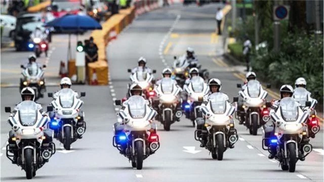 Dàn mô tô siêu độc hộ tống ông Trump khi đến Việt Nam - 9..jpg