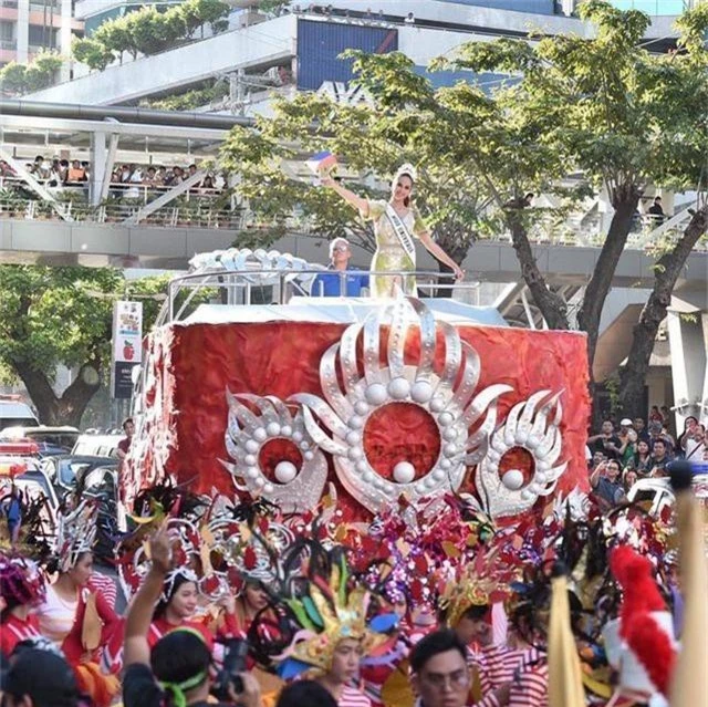 Fans chào đón tân hoa hậu hoàn vũ khi cô trở về nhà - 1