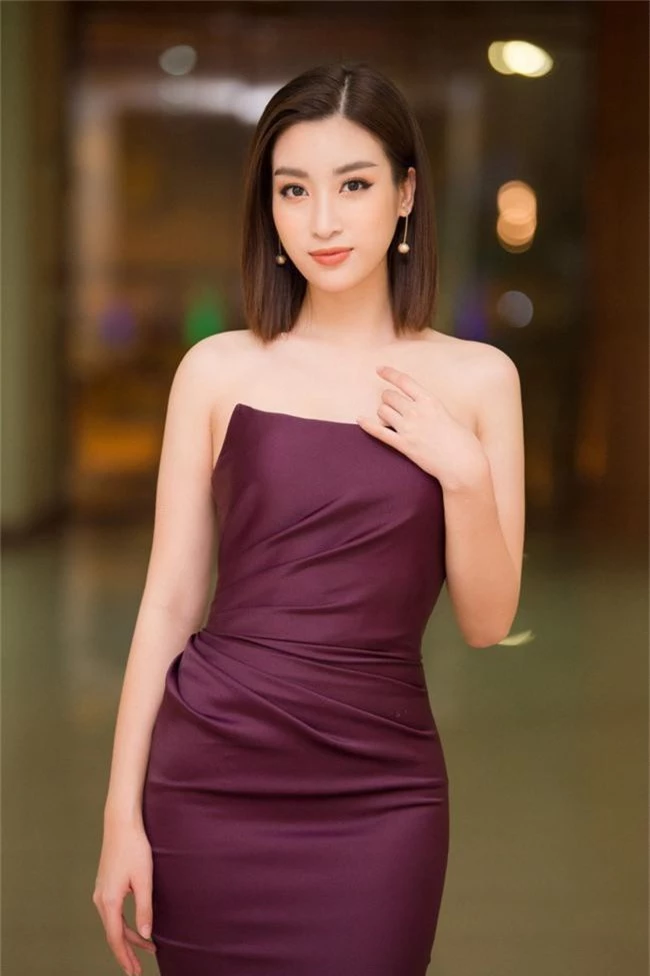 Không có vương miện trên đầu, Đỗ Mỹ Linh thoải mái khoe vai trần sexy thế này - Ảnh 4.