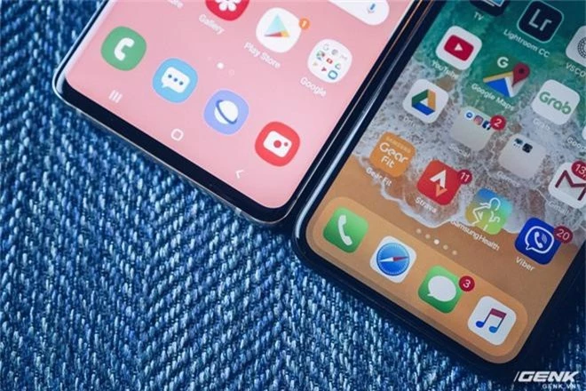 So sánh màn hình Galaxy S10+ và iPhone XS: Đục lỗ hay tai thỏ? Cằm ai mỏng hơn? - Ảnh 4.