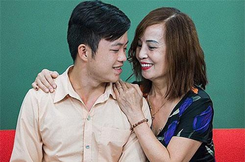 Cô dâu 62 tuổi lấy chú rể 26 tuổi tiết lộ sự thật bất ngờ về sức khỏe hậu thẩm mỹ