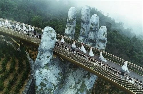 Cầu Vàng tại Sun World Ba Na Hills - công trình điểm nhấn cho du lịch Đà Nẵng.